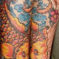 Tatuaje a color de carpas koi en olas