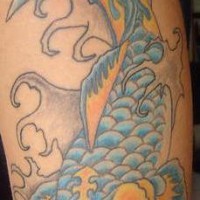 Le tatouage de carpe koï bleu et jaune