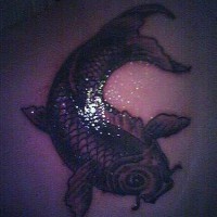 Schwarzer Koi-Fisch Tattoo noch frisch