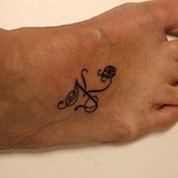 coccinella tatuaggio sul piede