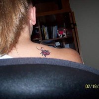 Tattoo mit kleinem weiblichem Marienkäfer an der Schulter