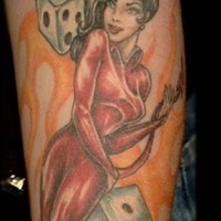 Lady-Teufel, Würfel und Flamme Tattoo