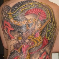 Tatuaggio impressionante sulla schiena il dragone terribile nero rosso
