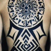 Enorme tatuaje estilo tribal en forma del círculo en la espalda