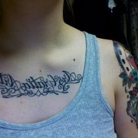 elegante scrittura latina sul petto tatuaggio