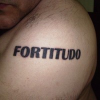 Tatuaje negro en brazo fortitudo