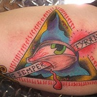 piramide colorata con spada nel occhio tatuaggio