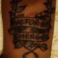 Le tatouage d’inscription Evctor et emergo avec des laures