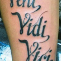 Le tatouage classique d’inscription veni vidi vici