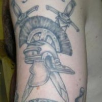Tatuaje non omnis moriar y símbolos del imperio romano