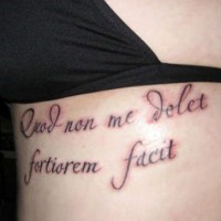Tatuaje negro con sombra roja de una frase en latín
