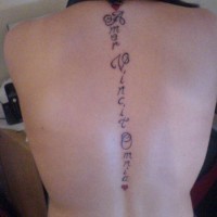 Tatuaje en espalda amor vincit omnia