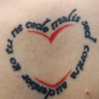 Tatuaje una frase en latín escrita en forma de corazon