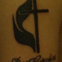 Tatuaje negro de cruz latina
