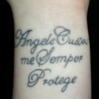 Tatuaje negro cursivo Angele Custos me Semper protege