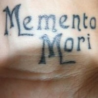 memento mori piccolo tatuaggio