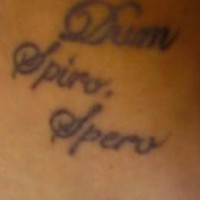 Tatuaje en pie Dum Spiro Spero