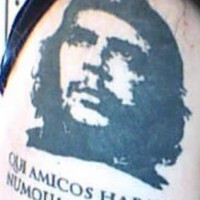 Tatuaje retrato de Che Guevara y su frase en latín