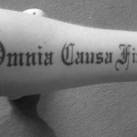 Le tatouage d'Omnia causa fiunt