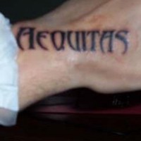 aequitas tatuaggio sulla mano