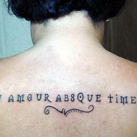 Le tatouage d'inscription Au amour absque timere sur le dos