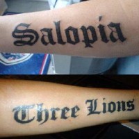 Tatuaje en las manos de palabras salopia y tres liones