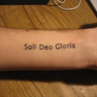 soli deo gloria sul braccio tatuaggio