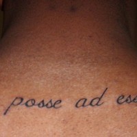 Le tatouage d'inscription A posse ad esse