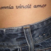 Liebe erobert alle in Latein Tattoo