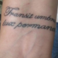 transit umbra lux permanet  in latino tatuaggio