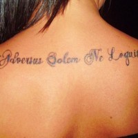 Le tatouage de citation Adversus solem ne loquitor