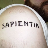 Tatuaje en brazo de la palabra sapientia