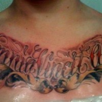 Tatuaje en pecho de una frase en latín y una tracería