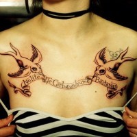 Le tatouage d'inscription Nolite te bastardes carborundorum avec des moineaux d'os