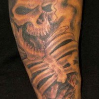 Esqueleto riéndose tatuaje en la pierna