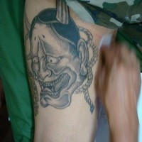 Bein Tattoo, großes schreckliches Monster, gehörnt,  zähnetragend