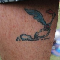 Tatuaje en la pierna, avestruz pequeño corre muy rápido