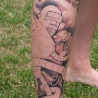 Robot di Futurama tatuato sulla gamba