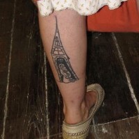 Tatuaggio sulla gamba la principessa nella torre