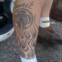 Tatuaggio sulla gamba: l'oggetto meccanico, le fiamme e 