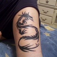 Tatuaggio sulla gamba disegno nero in forma di dragone