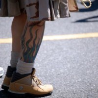 Impressionante tatuaggio sulla gamba la pianta verde ondosa
