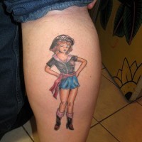 Carino tatuaggio colorato sulla gamba bellissima pirata