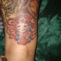La pagoda &  il teschio & il gatto stilizzato tatuati sulla gamba