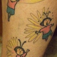Tatuaggio buffo sulla gamba tre divertenti personaggi con le ali