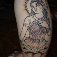 Grande tatuaggio sulla gamba bellissima donna con le stelline ordinate in forma del nimbo
