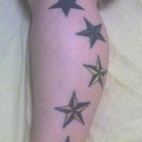 Bein Tattoo, schwarze und verschiedene volumetrische Sterne