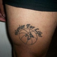 Tatuaggio sulla gamba : pallone di pallacanestro con numero 24 & 
