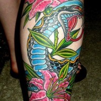 Bein Ärmel Tattoo, blaue, bunte Schlange in hellen rosa Lilien