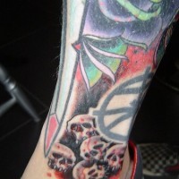 Tatuaggio colorato sulla gamba l'immagine come un inferno